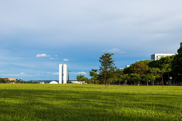 Esplanada dos Ministérios com o gramado verde em Brasília, Brasil.