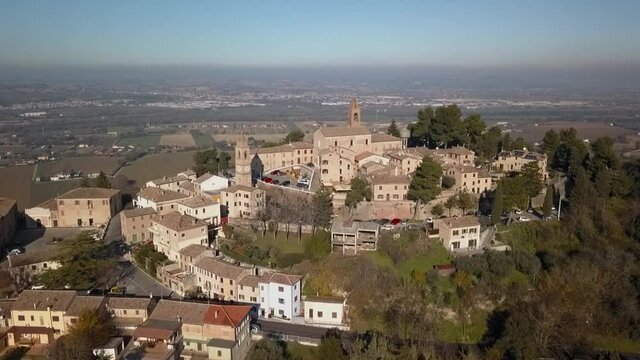 Italia, dicembre 2021- vista aerea del borgo medievale di Montemaggiore al Metauro nella provincia di Pesaro e Urbino nella regione Marche
