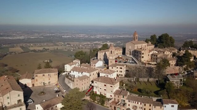Italia, dicembre 2021- vista aerea del borgo medievale di Montemaggiore al Metauro nella provincia di Pesaro e Urbino nella regione Marche