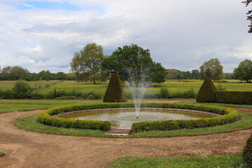 Pays de la Loire - Sarthe - Parc du château du Lude - Bassin et son jet d'eau