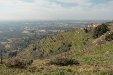 Fototapeta na wymiar Il panorama dall'alto delle colline di Montevecchia in provincia di Lecco, Lombardia, Italia.