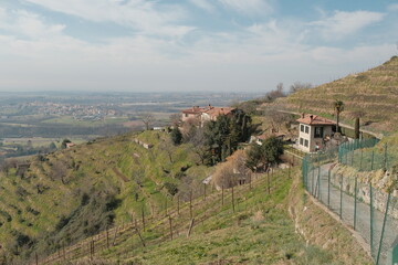 Panorama rurale su una delle colline di Montevecchia in provincia di Lecco, Lombardia, Italia.