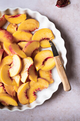 geschnittene Pfirsichscheiben in Auflaufform Schale mit Schneidemesser