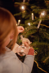 Weihnachtsbaumschm&uuml;cken mit der Familie