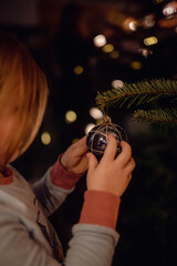 Weihnachtsbaumschm&uuml;cken mit der Familie