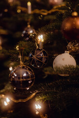 Weihnachtsbaumschm&uuml;cken mit der Familie