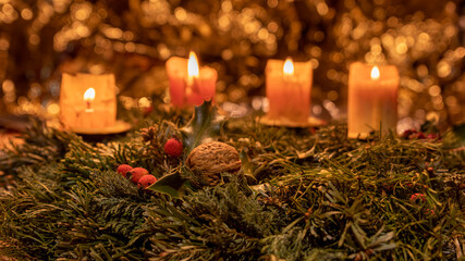 Adventskranz am 4. Adventsonntag mit 4 brennenden Kerzen