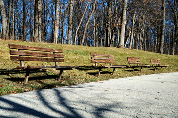 冬の寒空の下のベンチ