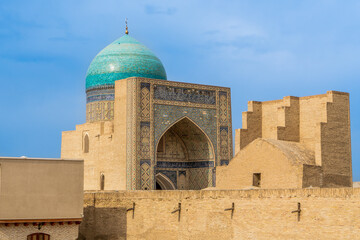 Uzbekistan, city of Bukhara, side view of the Poi Kalyan Mosque. (Kalon)