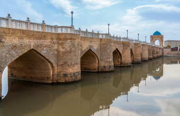 Fototapeta premium Uzbekistan, in the city of Qarshi (Karchi), the old Nicolayev Bridge in October