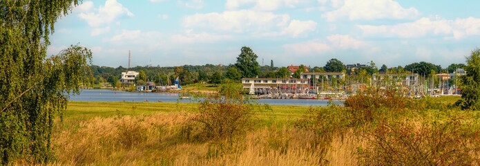 Fototapeta na wymiar Panoramafoto Zöbigker Hafen (Pier 1) am Cospudener See in Sachsen bei Leipzig, Seenlandschaft, ehemaliges Tagebaurestloch