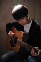 Obraz premium ギターを演奏する人