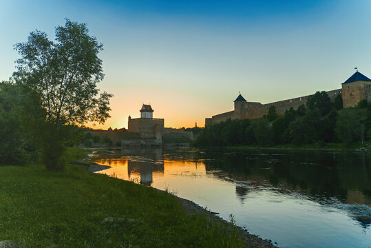 Narva and Ivangorod fortresses opposite each other.