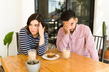 Obraz na płótnie Canvas Upset couple arguing at a cafe