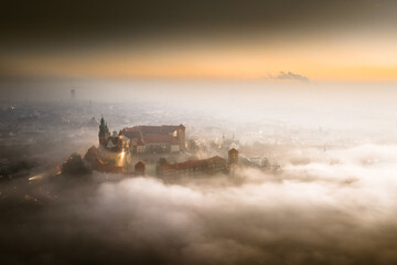 Zamek Wawel we mgle - obrazy, fototapety, plakaty