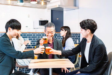 打ち上げをするビジネスマン