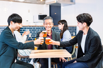 打ち上げをするビジネスマン