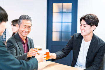 打ち上げをするビジネスマン