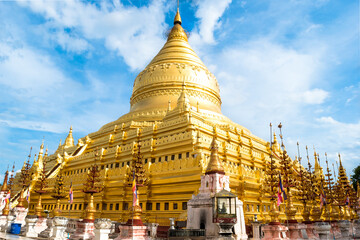 Fototapeta premium Nyaung-U, Myanmar, November 2017 -view of Shwezigon Pagoda, a beautiful buddhist temple near Bagan