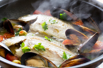 アクアパッツァ、白身魚とムール貝の家庭料理