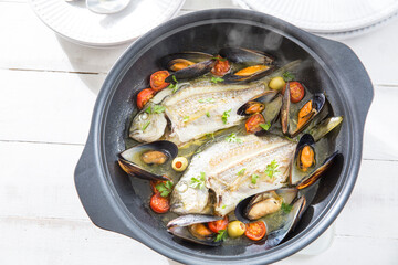 アクアパッツァの俯瞰撮影、白身魚とムール貝の家庭料理