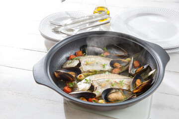 アクアパッツァ、白身魚とムール貝の家庭料理