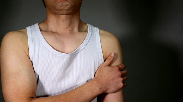ダンベル運動をする日本人男性