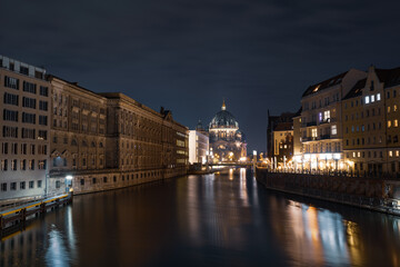 Mesmerizing view of Berlin Cathedral (Berliner Dom) on Spree river late in the evening in Berl © Pawel Gawlica/Wirestock