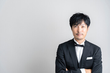 フォーマルスーツの男性