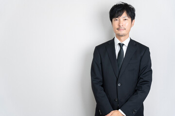 お葬式の礼服の男性