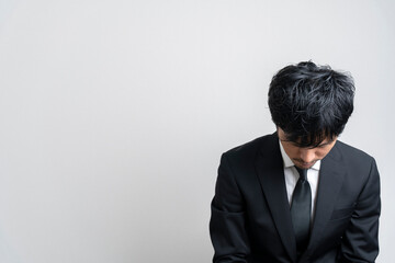 お葬式の礼服の男性