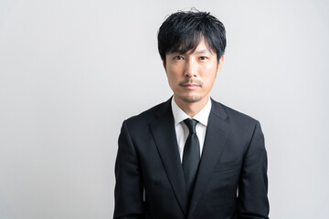 お葬式の礼服の男性