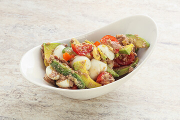 Salad with tuna and avocado
