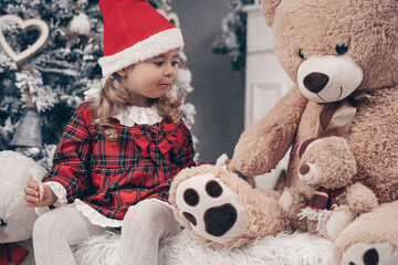 Portrait Kind Mädchen Weihnachten mit Weihnachtsdekoration und Teddybären Var. 4