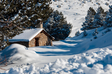Stone cabin in the middle of the snowy forest - obrazy, fototapety, plakaty