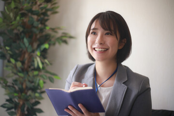 笑顔の女性社員