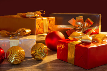 Weihnachtlicher Geschenketisch mit Geschenken und Christbaumkugeln