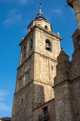 Fototapeta na wymiar Torre campanario de la iglesia Santa María la Mayor en Talavera de la Reina