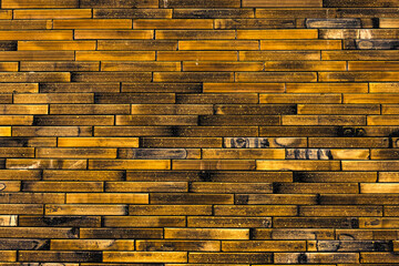 mur de briques dorées