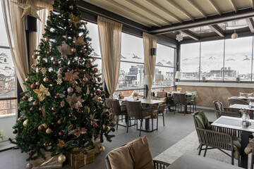 Obraz na płótnie Canvas Interior of an empty restaurant with Christmas tree