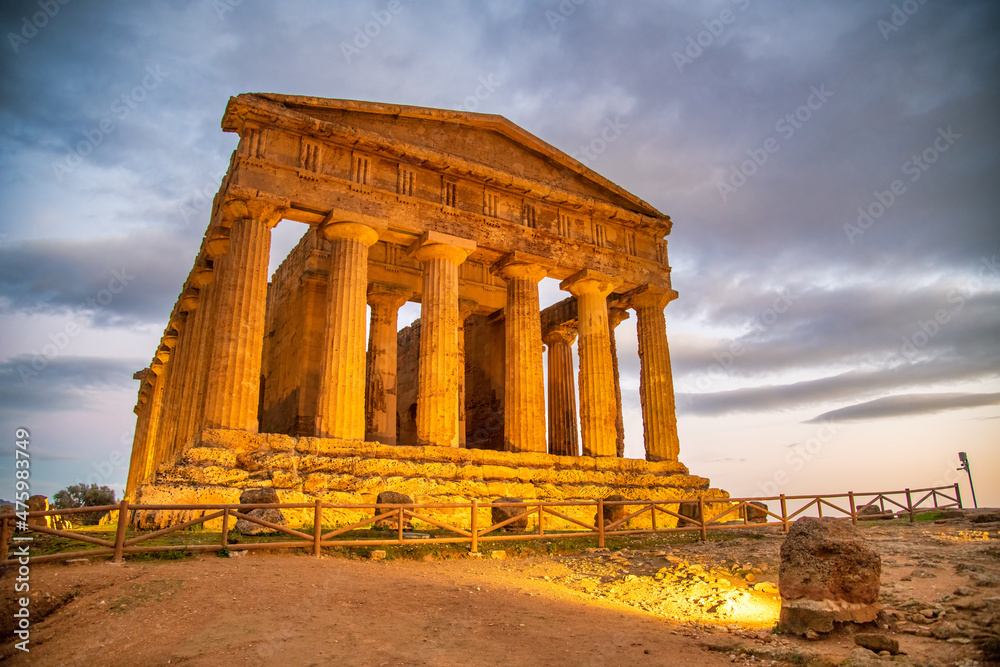 Wall mural Temple of Concordia in the Valley of the Temples at sunset in Agrigento - Sicily, Italy.