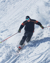 Spektakulär im Gelände skifahren im Telemark-Stil
