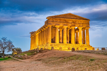 Obraz premium Temple of Concordia in the Valley of the Temples at sunset in Agrigento - Sicily, Italy.