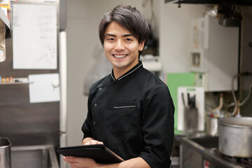 レストランで働くアジア人の男性