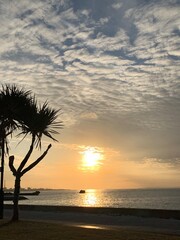 冬の沖縄のビーチの夕暮れ