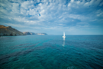 Velero en bahía con amplio mar y cielo del Playazo en Rodalquilar, Parque Natural Cabo de Gata © Photo In Photo
