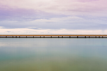 Puente sobre el mar y en la playa que cruza en la plazoleta El Cubo en Retamar, El Toyo