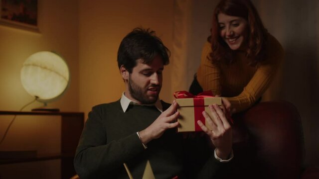 Ragazza fa regalo al fidanzato per san Valentino