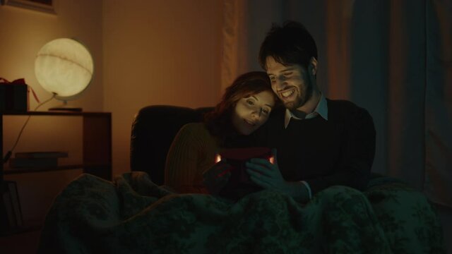 Ragazza apre regalo con luce di notte per San Valentino