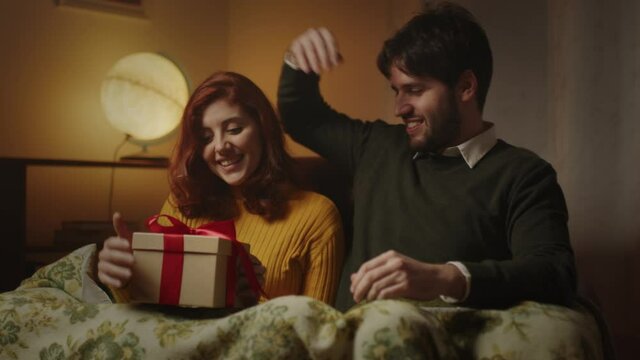 Ragazzo fa regalo a fidanzata per San Valentino